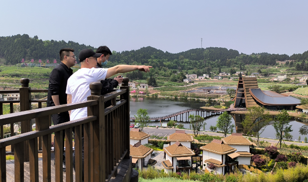 毛总和大英县委办接待中央电视台新闻部主任游览宋井桃源  