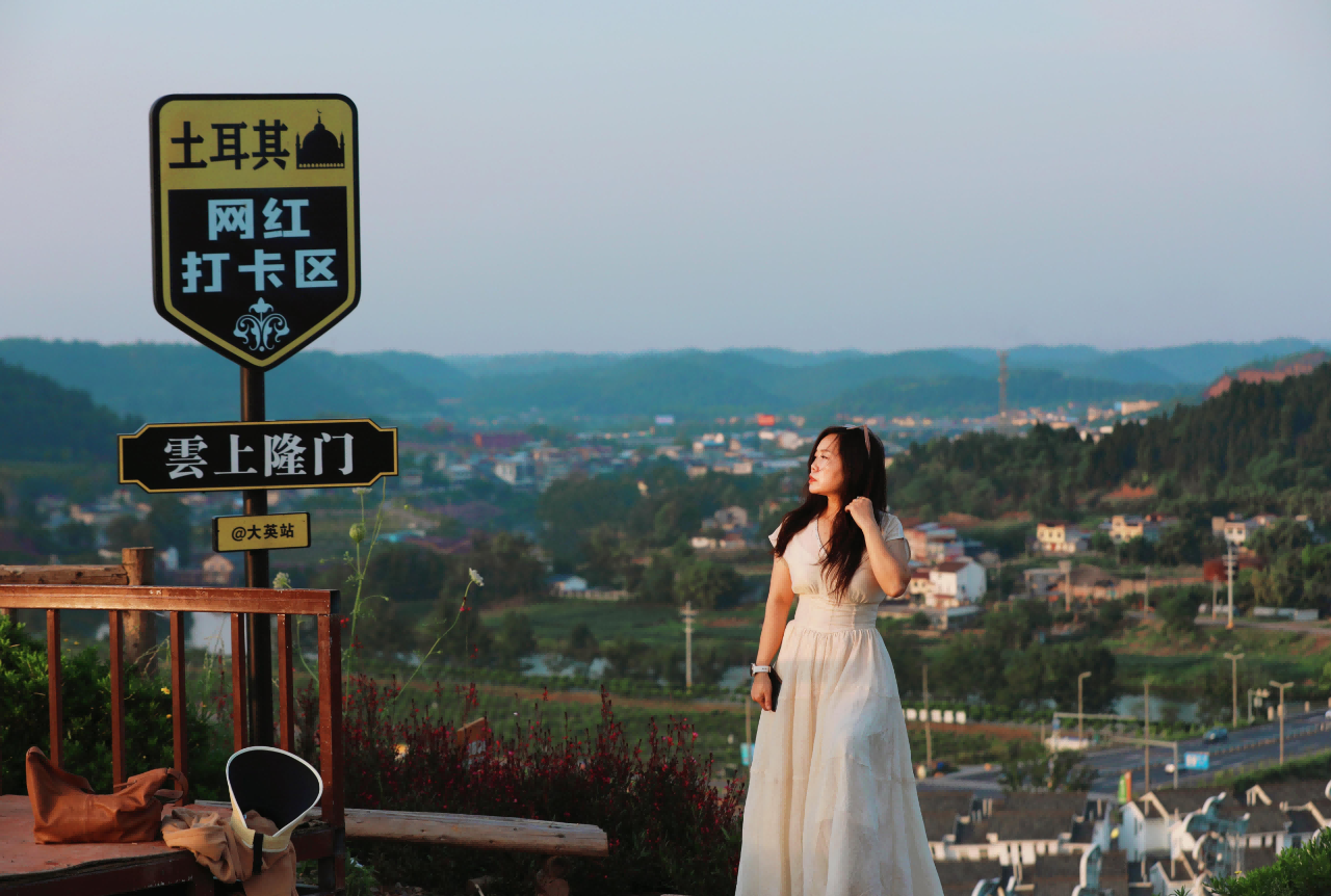 以镜头叩响花事，光影织就乡村振兴锦绣图