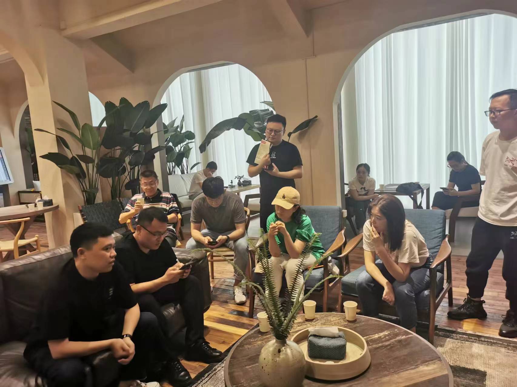 中铁置业相关领导到幸福公社考察